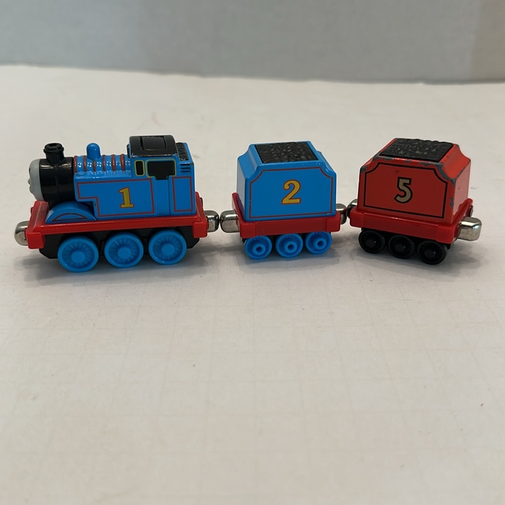 Thomas the Train Die Cast Metal Magnetic Engine and Coal Cars